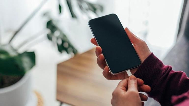 2027’den İtibaren Değiştirilebilir Telefon Bataryalarıyla Gelen Sürpriz: Sıfır Şarj, Sıfır Endişe