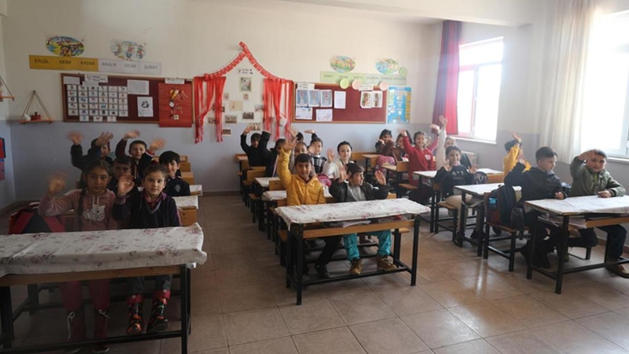 19-haziranda-okullar-acik-mi-cuma-gunu-egitim-durumu-netlesiyor-RdupETcE.jpg