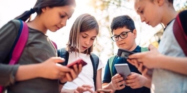 polonyada-okullarda-telefon-ve-akilli-saat-kullanimi-yasaklaniyor-egitimde-dijital-disipline-yolculuk-sgz7d8yb.jpg