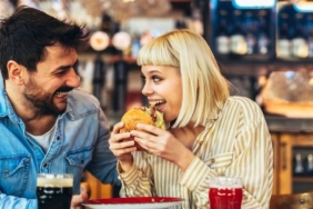 bir-fast-food-devi-icin-tehlike-populer-burger-zincirinde-iflas-karari-yolda-mi-LnxnOkfV.jpg