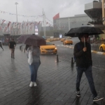 istanbulda-saganak-alarmi-akom-saat-vererek-uyardi-Tur5DwAj.jpg
