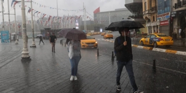 istanbulda-saganak-alarmi-akom-saat-vererek-uyardi-Tur5DwAj.jpg