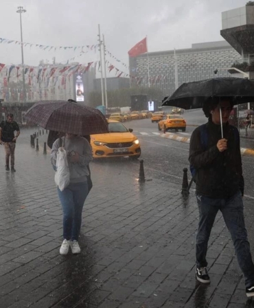 istanbulda-saganak-alarmi-akom-saat-vererek-uyardi-Tur5DwAj.jpg