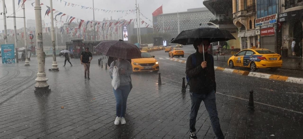 istanbulda-saganak-alarmi-akom-saat-vererek-uyardi-Tur5DwAj.jpg