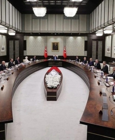 kabine-bestepede-toplaniyor-kritik-basliklar-masada-c3XhbvGL.jpg