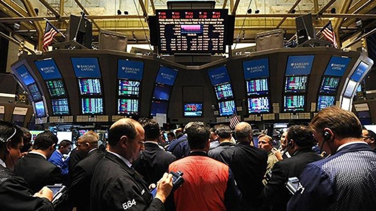 new-york-borsasi-karisik-seyirle-kapatildi-C3YzEJYq.jpg