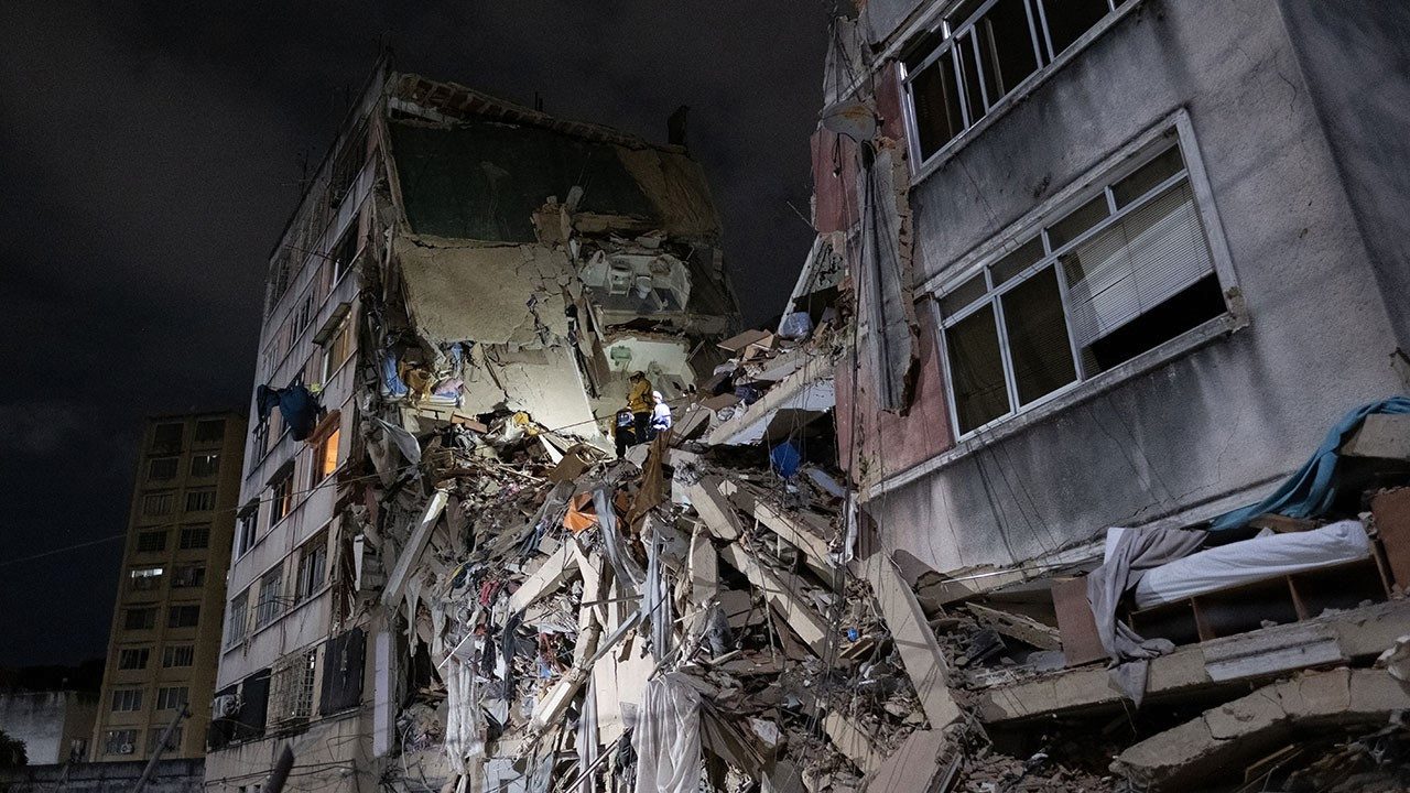 venezuela-depreminde-can-kaybi-artiyor-yasamini-yitirenler-3-bin-535e-yukseldi-GIhsj2lN.jpg